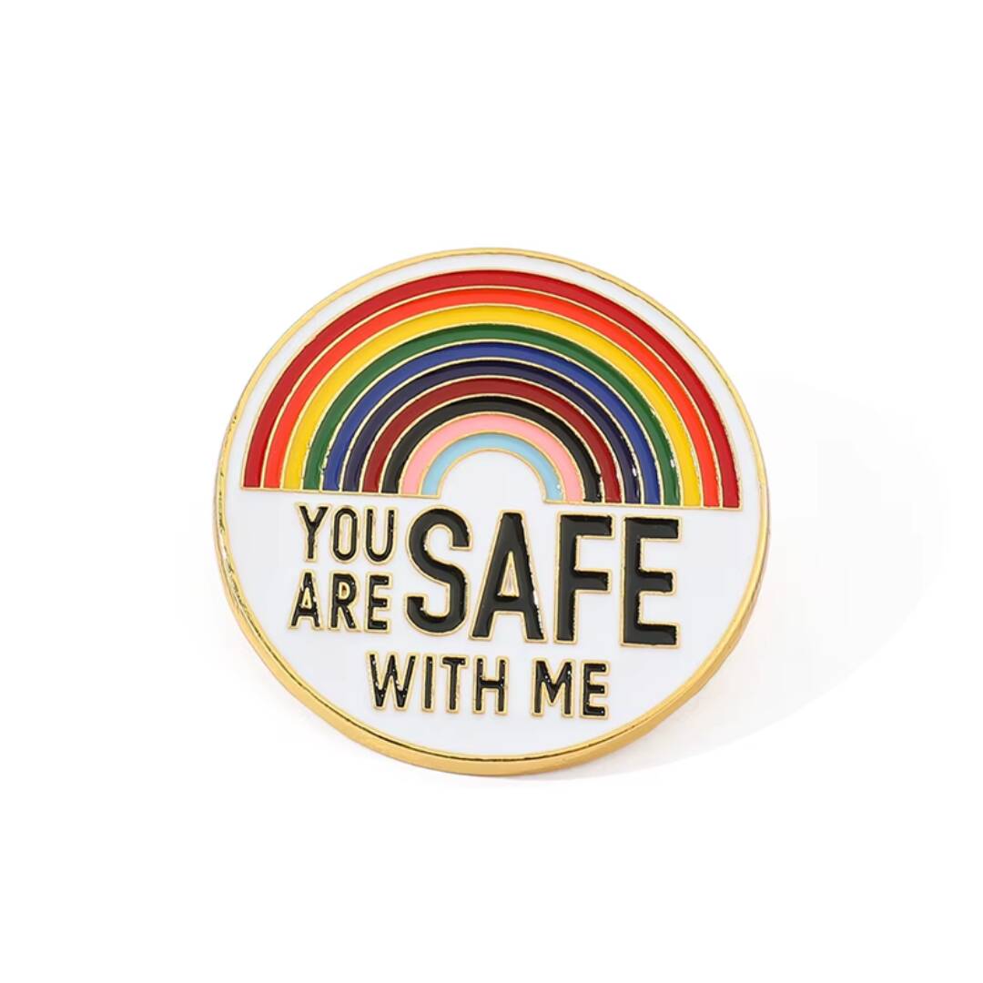 Pride pin med teksten "you are safe with me".