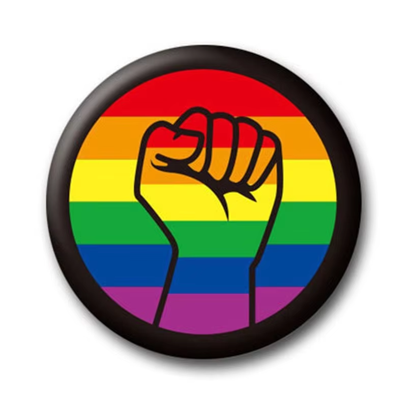 Knyttneve pride pin