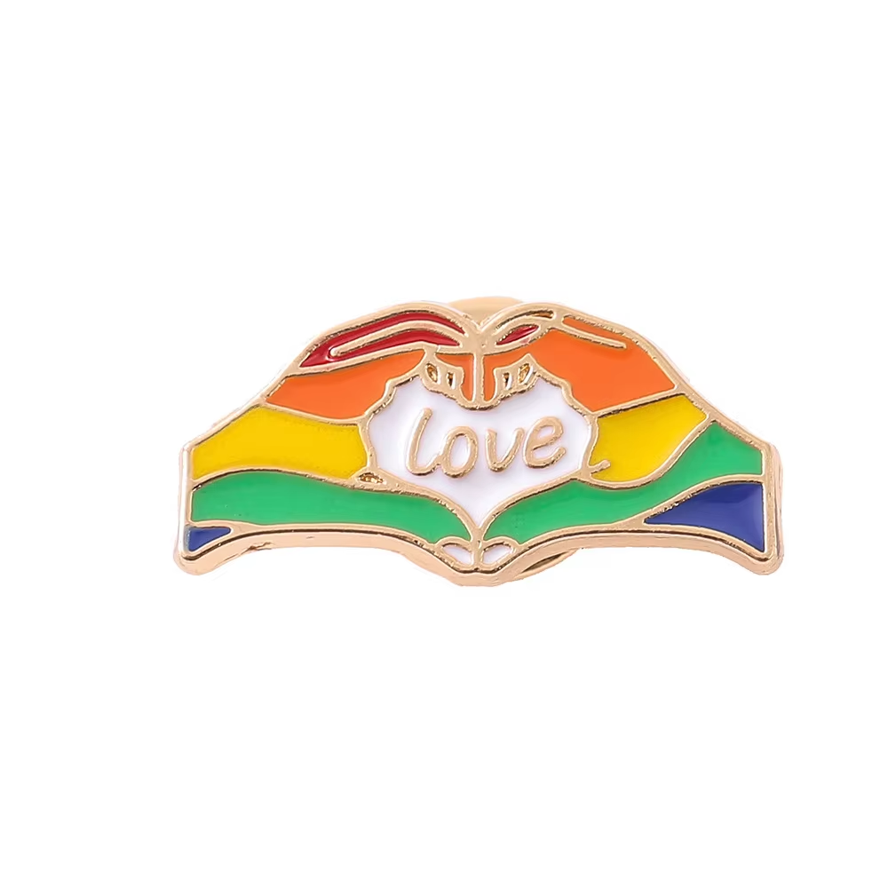 Hjerteformet pride pin laget av hender