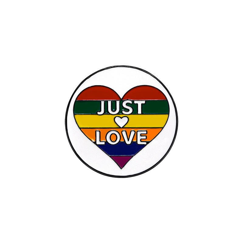 Pride pin med teksten "Just Love" på seg.