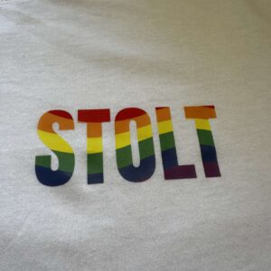 Stolt t-skjorte med pridefarger