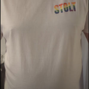 Stolt pride t-skjorte med pridefarger.