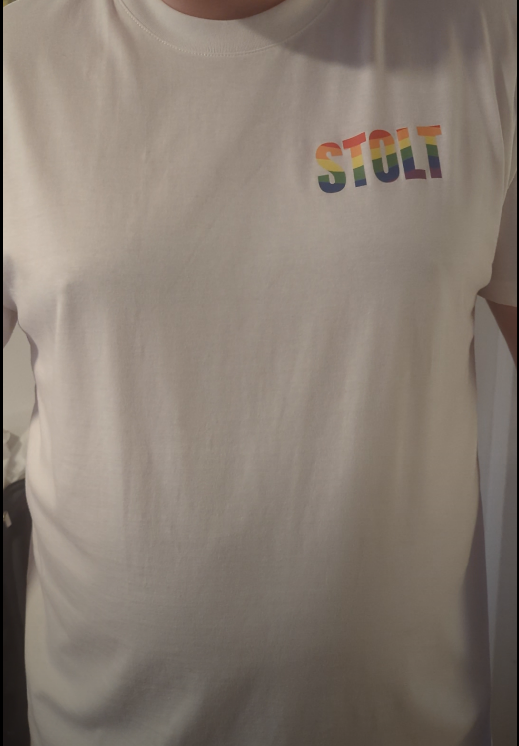 Stolt pride t-skjorte med pridefarger.