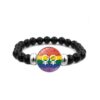 Pride-armbånd med to symboler for kvinne. Det er et symbol for lesbisk kjærlighet.