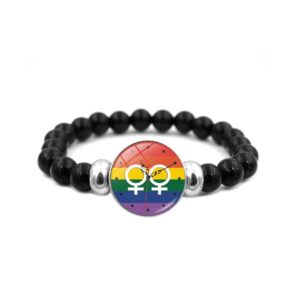 Pride-armbånd med to symboler for kvinne. Det er et symbol for lesbisk kjærlighet.