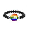 Pride-armbånd med teksten "LOVE" på.